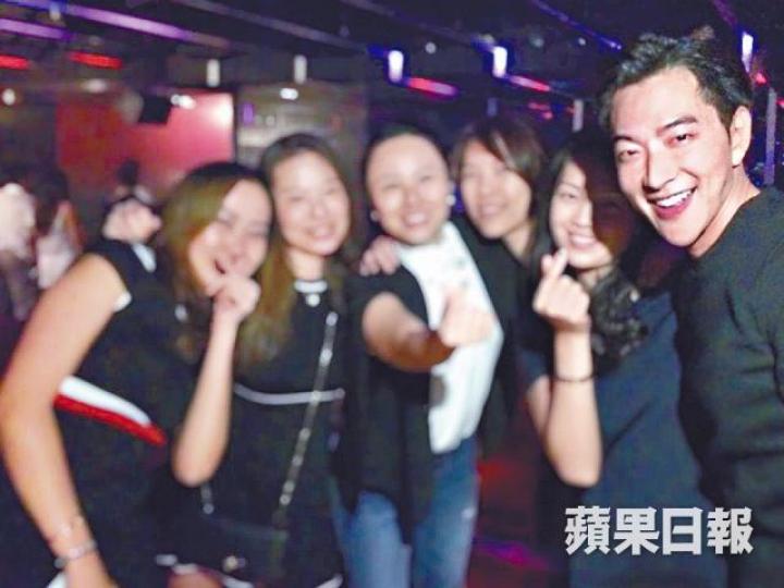 ■身家數十億的Calvin當晚開了逾30萬元的香檳招呼賓客。讀者提供圖片■廖碧兒男友Calvin早前搞派對,跟一名輕熟女貼頭合照。讀者提供圖片■廖碧兒早前否認是第三者,介入Calvin與泰籍女友Nina之中。資料圖片 ■身家數十億的Calvin當晚開了逾30萬元的香檳招呼賓客。讀者提供圖片■廖碧兒男友Calvin早前搞派對,跟一名輕熟女貼頭合照。讀者提供圖片■廖碧兒早前否認是第三者,介入Calvin與泰籍女友Nina之中。資料圖片