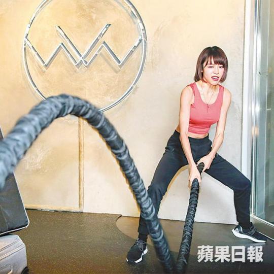 ■林明禎於健身室挑戰戰繩,但只做了幾下。■林明禎和ToNick主音趙善恆一齊做運動,不停搞笑。■做一組背對背雙腳提高傳波的動作,令林明及趙善恆一齊投降。 ■林明禎於健身室挑戰戰繩,但只做了幾下。■林明禎和ToNick主音趙善恆一齊做運動,不停搞笑。■做一組背對背雙腳提高傳波的動作,令林明及趙善恆一齊投降。