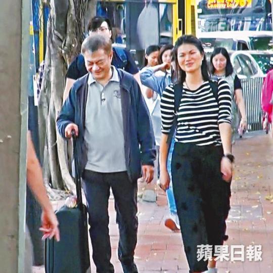 ■廖偉雄日前拖篋現身銅鑼灣,其後會合女友人。DV圖片 ■廖偉雄日前拖篋現身銅鑼灣,其後會合女友人。DV圖片
