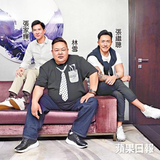 ■林雪和阿聰在背後笑家輝的普通話,見到對方忽然踩場即執生。■林雪(右)和阿聰有份拍電影《低壓槽》,大讚導演家輝親力親為。 ■林雪和阿聰在背後笑家輝的普通話,見到對方忽然踩場即執生。■林雪(右)和阿聰有份拍電影《低壓槽》,大讚導演家輝親力親為。