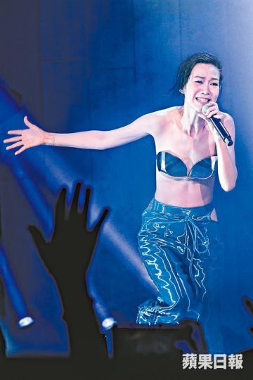 ■學而鐵罩bra上陣,要繼續「好平」如潮。■學而性感上陣,大露背露出滑溜肌膚。■Chilam做嘉賓合唱《現代愛情故事》。■陳奕迅(左)和蔡一傑在台下聽到興奮吶喊。 ■學而鐵罩bra上陣,要繼續「好平」如潮。■學而性感上陣,大露背露出滑溜肌膚。■Chilam做嘉賓合唱《現代愛情故事》。■陳奕迅(左)和蔡一傑在台下聽到興奮吶喊。