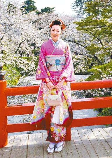 ■穿上和服的莊思敏,笑言掛住影相忘記品嚐當地特產。■莊思敏早前到青森影寫真時誤踩中泥氹,要返酒店清潔。 ■穿上和服的莊思敏,笑言掛住影相忘記品嚐當地特產。■莊思敏早前到青森影寫真時誤踩中泥氹,要返酒店清潔。