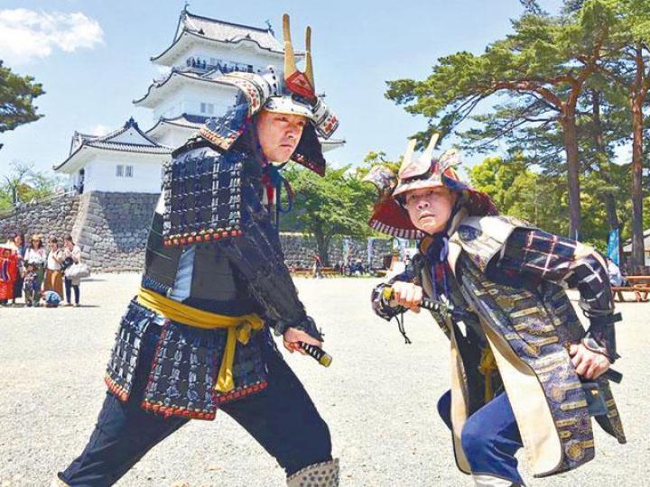 ■陳志雲(右)與王喜為網台拍旅遊特輯,到小田原城堡前扮武士。 ■陳志雲(右)與王喜為網台拍旅遊特輯,到小田原城堡前扮武士。