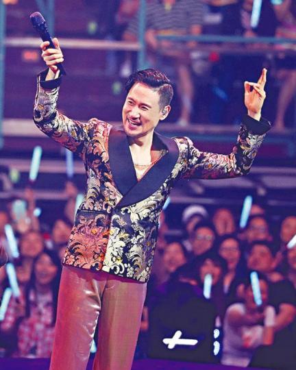 ■學友宣佈明年1月重返香港舉行尾站巡唱,肯定又掀撲飛潮。■台灣天王周董(左)見到影壇巨星梁朝偉即集郵。微博圖片■學友前晚順利完成第157場巡唱,在慶功宴上笑逐顏開。台灣《蘋果日報》■邱淑貞(左)一家五口到台灣撐學友,大女沈月(右)越來越靚。微博圖片■梁家輝睇騷時興奮到大叫,全情投入。互聯網圖片■梁朝偉坐在包廂睇騷,投入地揮動螢光棒。互聯網圖片 ■學友宣佈明年1月重返香港舉行尾站巡唱,肯定又掀撲飛潮。■台灣天王周董(左)見到影壇巨星梁朝偉即集郵。微博圖片■學友前晚順利完成第157場巡唱,在慶功宴上笑逐顏開。台灣《蘋果日報》■邱淑貞(左)一家五口到台灣撐學友,大女沈月(右)越來越靚。微博圖片■梁家輝睇騷時興奮到大叫,全情投入。互聯網圖片■梁朝偉坐在包廂睇騷,投入地揮動螢光棒。互聯網圖片