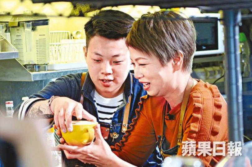 ■劉玉翠日前為拍攝節目《拾回感動》,到訪一間聘請聽障人士的咖啡店。 ■劉玉翠日前為拍攝節目《拾回感動》,到訪一間聘請聽障人士的咖啡店。