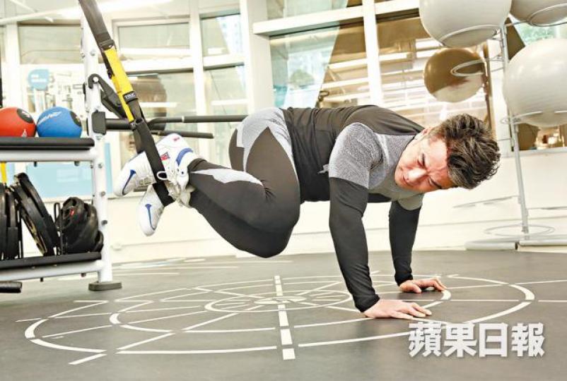 ■訪問期間,唐文龍即場示範操肌絕技。■唐文龍自言沒花錢請健身教練,全部偷師自學。 ■訪問期間,唐文龍即場示範操肌絕技。■唐文龍自言沒花錢請健身教練,全部偷師自學。