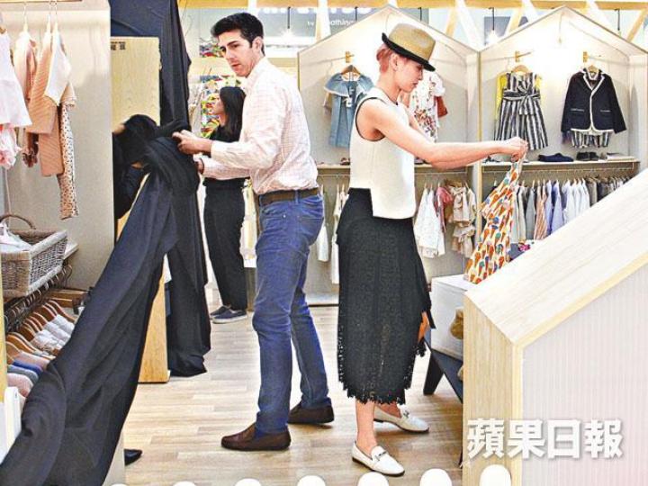 ■梁詠琪老公Sergio代理西班牙皇室童裝,前日兩夫婦親自落店舖打點。【揀衫上架】■GiGi雖然開騷在即,前日都抽空落場打點。【親收賀禮】■榮升老闆娘的GiGi,收到花籃祝賀新店開張。【訓示員工】■老闆娘GiGi在開店前跟員工討論細節,務求做到顧客至上。■梁詠琪很喜愛西班牙品牌童裝,更送衫給李心潔和楊采妮的兒子。互聯網圖片 ■梁詠琪老公Sergio代理西班牙皇室童裝,前日兩夫婦親自落店舖打點。【揀衫上架】■GiGi雖然開騷在即,前日都抽空落場打點。【親收賀禮】■榮升老闆娘的GiGi,收到花籃祝賀新店開張。【訓示員工】■老闆娘GiGi在開店前跟員工討論細節,務求做到顧客至上。■梁詠琪很喜愛西班牙品牌童裝,更送衫給李心潔和楊采妮的兒子。互聯網圖片