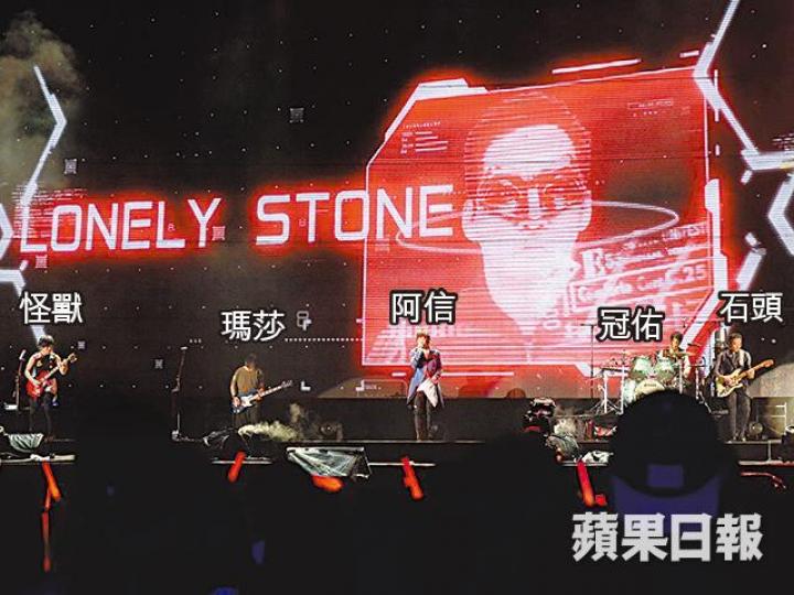 ■五月天昨晚為六場演唱會揭開序幕,現場氣氛非常熾熱。■五月天首次在香港舉行戶外演唱會,阿信也表示非常特別。■五月天走到伸延舞台,樂迷即瘋狂舉手機拍照。■數百粉絲在場外等候第一時間入場,希望可以霸到靚位睇五月天演出。■場外佈滿巴士陣,以防有人在核心外圍睇免費騷。■雖然看不到台上情況,但仍有不少歌迷在場外聽歌。■不少五迷提前到場,購買五月天演唱會紀念品。互聯網圖片 ■五月天昨晚為六場演唱會揭開序幕,現場氣氛非常熾熱。■五月天首次在香港舉行戶外演唱會,阿信也表示非常特別。■五月天走到伸延舞台,樂迷即瘋狂舉手機拍照。■數百粉絲在場外等候第一時間入場,希望可以霸到靚位睇五月天演出。■場外佈滿巴士陣,以防有人在核心外圍睇免費騷。■雖然看不到台上情況,但仍有不少歌迷在場外聽歌。■不少五迷提前到場,購買五月天演唱會紀念品。互聯網圖片
