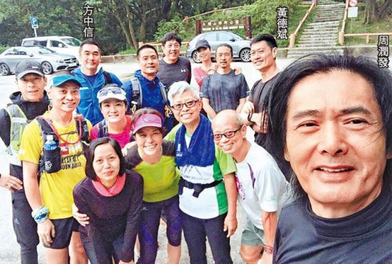 ■發哥昨日與友人行大帽山,當中包括不少圈中藝人。互聯網圖片■發哥夫婦前晚與楊受成飯敍,有指是為新片密斟。互聯網圖片 ■發哥昨日與友人行大帽山,當中包括不少圈中藝人。互聯網圖片■發哥夫婦前晚與楊受成飯敍,有指是為新片密斟。互聯網圖片