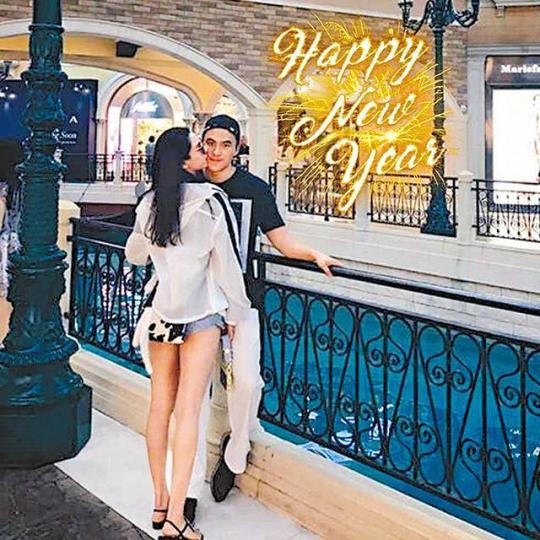 ■何猷啟與內地未婚妻GiGi年底結婚,日前傳出女方已有孕3、4個月。資料圖片■猷啟今年情人節已準備大束鮮花,向GiGi求婚。資料圖片■猷啟透露已帶GiGi見過賭王父親,賭王亦相當贊成婚事。資料圖片■三個仔女各有各忙,日前超雲陪三太購物。資料圖片■猷啟是城中富二代筍盤,熱愛打拳運動,睇得又打得。資料圖片 ■何猷啟與內地未婚妻GiGi年底結婚,日前傳出女方已有孕3、4個月。資料圖片■猷啟今年情人節已準備大束鮮花,向GiGi求婚。資料圖片■猷啟透露已帶GiGi見過賭王父親,賭王亦相當贊成婚事。資料圖片■三個仔女各有各忙,日前超雲陪三太購物。資料圖片■猷啟是城中富二代筍盤,熱愛打拳運動,睇得又打得。資料圖片