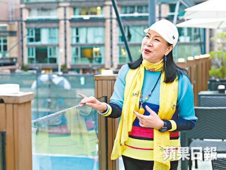 ■現年68歲的奚秀蘭,自揭當年曾因高䠷身形而阻礙事業發展。攝影:仇志德■奚秀蘭入行多年,曾推出不少唱片,深受樂迷歡迎。■奚秀蘭與丈夫謝嘉亮結婚多年,依然恩愛如昔。■奚秀蘭早前與老公到日本賞櫻慶祝結婚39周年。■奚秀蘭跟老公謝嘉亮的「長短腳之戀」曾被老爺棒打鴛鴦。■奚秀蘭當年跟梁醒波、沈殿霞等參與《歡樂今宵》演出。 ■現年68歲的奚秀蘭,自揭當年曾因高䠷身形而阻礙事業發展。攝影:仇志德■奚秀蘭入行多年,曾推出不少唱片,深受樂迷歡迎。■奚秀蘭與丈夫謝嘉亮結婚多年,依然恩愛如昔。■奚秀蘭早前與老公到日本賞櫻慶祝結婚39周年。■奚秀蘭跟老公謝嘉亮的「長短腳之戀」曾被老爺棒打鴛鴦。■奚秀蘭當年跟梁醒波、沈殿霞等參與《歡樂今宵》演出。