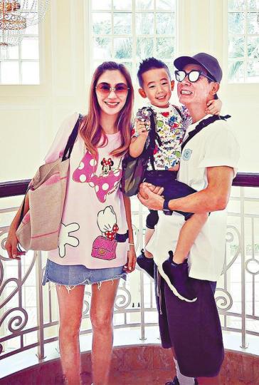 ■應采兒和陳小春七年前在迪士尼結婚,日前重遊舊地變成三人行。互聯網圖片■Jasper被米奇和米妮錫錫,怕醜得用手掩面。互聯網圖片 ■應采兒和陳小春七年前在迪士尼結婚,日前重遊舊地變成三人行。互聯網圖片■Jasper被米奇和米妮錫錫,怕醜得用手掩面。互聯網圖片