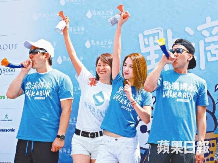 ■任賢齊(左一)、鄧麗欣(右二)、梁漢文(右一)噚日喺山頂出席慈善活動。■靚靚支持活動推廣珍惜食水,希望可以帶魔童一齊返內地探訪。■靚靚苦笑自己係嚴母,魔童心目中只有父親節。資料圖片 ■任賢齊(左一)、鄧麗欣(右二)、梁漢文(右一)噚日喺山頂出席慈善活動。■靚靚支持活動推廣珍惜食水,希望可以帶魔童一齊返內地探訪。■靚靚苦笑自己係嚴母,魔童心目中只有父親節。資料圖片