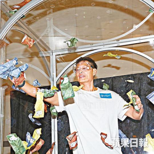 ■黃德斌試玩「飛鈔風中轉」。■何傲兒活動結束後,就即飛到韓國拍廣告。 ■黃德斌試玩「飛鈔風中轉」。■何傲兒活動結束後,就即飛到韓國拍廣告。