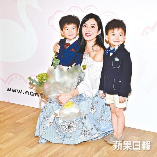 ■楊采妮母愛爆棚,昨日擁着獻花的孖仔合照。■楊采妮指孖B爭玩具,但冇流血事件不會干預。 ■楊采妮母愛爆棚,昨日擁着獻花的孖仔合照。■楊采妮指孖B爭玩具,但冇流血事件不會干預。