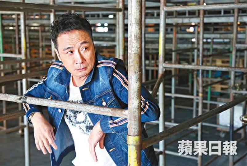 ■吳鎮宇慨嘆現今的孩子太幸福,不懂面對困難。■同是影帝的吳鎮宇和古天樂(右)在《脫皮爸爸》演父子。 ■吳鎮宇慨嘆現今的孩子太幸福,不懂面對困難。■同是影帝的吳鎮宇和古天樂(右)在《脫皮爸爸》演父子。