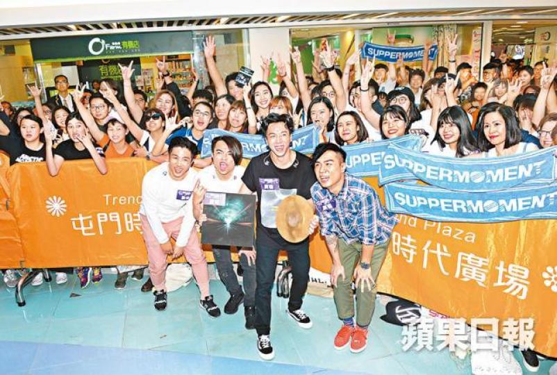 ■SM昨日在屯門舉行簽唱會,大受fans歡迎。 ■SM昨日在屯門舉行簽唱會,大受fans歡迎。