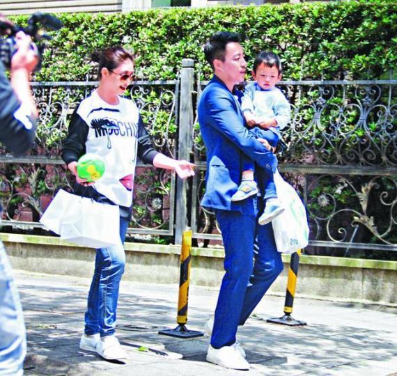 ■上月中,腹部微隆嘅大S同囝囝、老公到公園玩。台灣《蘋果日報》■大S癲癇出院後即復工,仲話唔擔心肚裏BB。資料圖片 ■上月中,腹部微隆嘅大S同囝囝、老公到公園玩。台灣《蘋果日報》■大S癲癇出院後即復工,仲話唔擔心肚裏BB。資料圖片