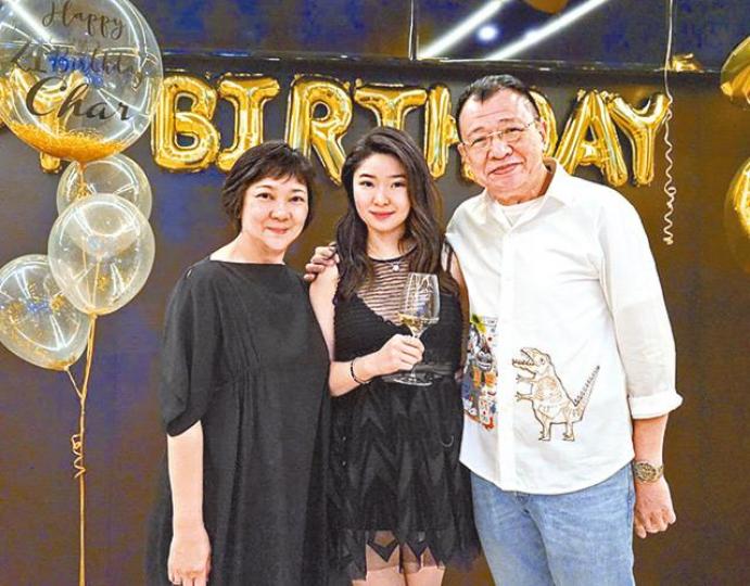 ■許紹雄話囡囡Charmaine(中)好夠運,因為囡囡個樣似老婆而唔似自己。■許紹雄日前為Charmaine舉行生日派對慶祝21歲,請埋羅樂林等親戚出席。 ■許紹雄話囡囡Charmaine(中)好夠運,因為囡囡個樣似老婆而唔似自己。■許紹雄日前為Charmaine舉行生日派對慶祝21歲,請埋羅樂林等親戚出席。