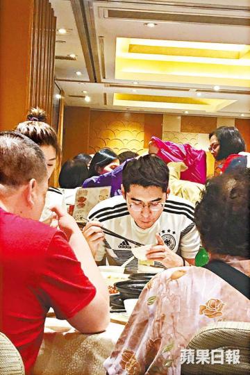 ■陳家樂爆父母大讚女友好乖好上進,兼且很旺他。讀者提供圖片■余香凝着情侶波衫陪男友家人食飯,成功融入男友家。讀者提供圖片■在娛樂圈捱了15年的陳家樂(中),最近憑劇集《逆緣》上位。劇照■陳家樂和余香凝大方公開戀情,經常打孖出席朋友聚會。互聯網圖片■當年兩人拍港台劇《總有出頭天》一吻定情,至今依然愛得癡纏。劇照■去年家樂駕車接女友收工發生車禍,余香凝撞裂鼻骨入院。資料圖片 ■陳家樂爆父母大讚女友好乖好上進,兼且很旺他。讀者提供圖片■余香凝着情侶波衫陪男友家人食飯,成功融入男友家。讀者提供圖片■在娛樂圈捱了15年的陳家樂(中),最近憑劇集《逆緣》上位。劇照■陳家樂和余香凝大方公開戀情,經常打孖出席朋友聚會。互聯網圖片■當年兩人拍港台劇《總有出頭天》一吻定情,至今依然愛得癡纏。劇照■去年家樂駕車接女友收工發生車禍,余香凝撞裂鼻骨入院。資料圖片