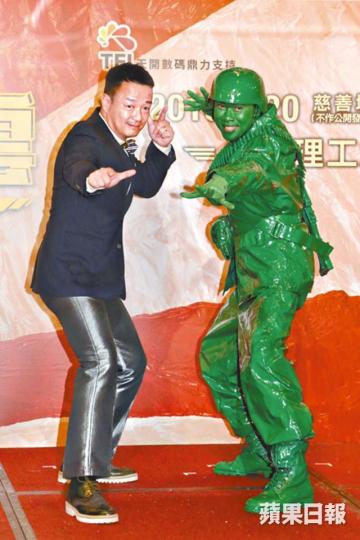 ■陳志雲(右)以傘兵造型現身,與王喜在台上談「關係深長」。 ■陳志雲(右)以傘兵造型現身,與王喜在台上談「關係深長」。