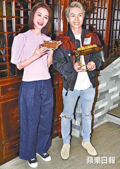 ■陳柏宇與譚小環昨日到尖沙嘴為奇妙電視《搵錢男女》拍外景。 ■陳柏宇與譚小環昨日到尖沙嘴為奇妙電視《搵錢男女》拍外景。