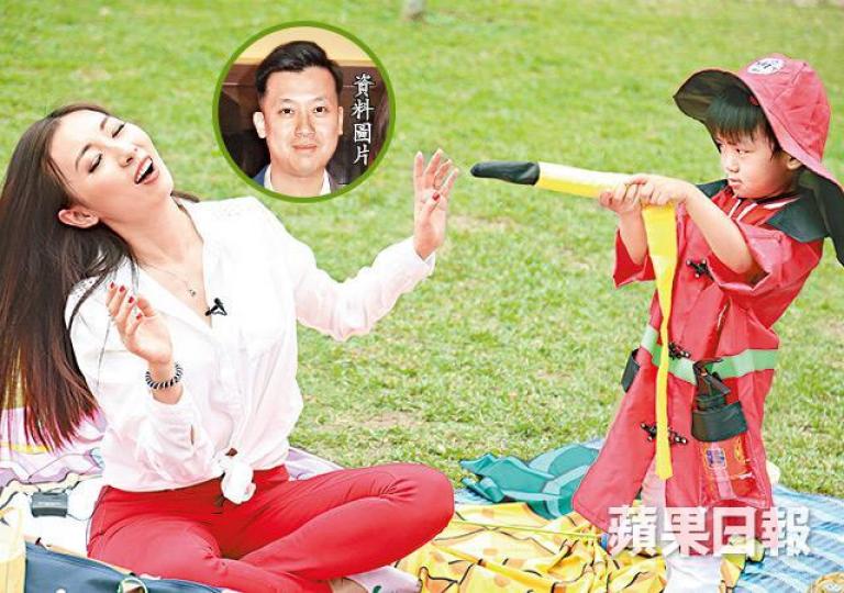 ■陳爽雖然和囝囝Adrian在山頂玩到癲,不過就笑言妒忌丈夫(小圖)收過父親節禮物。攝影:沈健程■陳爽帶子女第一次坐纜車,他們都感到非常新奇。■陳爽獲囝囝錫錫預祝母親節,甜到入心。■囡囡Ashley今年一歲多,非常可愛。 ■陳爽雖然和囝囝Adrian在山頂玩到癲,不過就笑言妒忌丈夫(小圖)收過父親節禮物。攝影:沈健程■陳爽帶子女第一次坐纜車,他們都感到非常新奇。■陳爽獲囝囝錫錫預祝母親節,甜到入心。■囡囡Ashley今年一歲多,非常可愛。