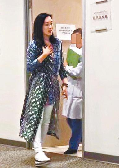 ■47歲鍾麗緹現身醫院睇婦科,被網民捕獲,疑似第四度懷孕。互聯網圖片■鍾麗緹現育有三個可愛的囡囡。資料圖片 ■47歲鍾麗緹現身醫院睇婦科,被網民捕獲,疑似第四度懷孕。互聯網圖片■鍾麗緹現育有三個可愛的囡囡。資料圖片
