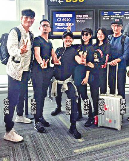 ■吳家樂出發前與同劇的演員合照。互聯網圖片 ■吳家樂出發前與同劇的演員合照。互聯網圖片