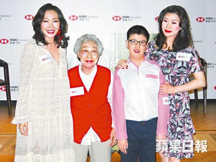 ■卓韻芝(左一)、張慧儀(右一)都好愛錫自己的家人。 ■卓韻芝(左一)、張慧儀(右一)都好愛錫自己的家人。