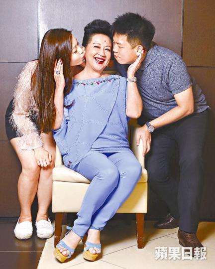 ■Jackson與未婚妻Zoe都非常愛錫家燕姐(中)。■家燕姐獨力湊大三個仔女,現在Zoe(中)也融入他們家中。互聯網圖片■家燕姐母兼父職,幸好子女從小都很乖巧。受訪者提供圖片■Jackson與Zoe向咖啡大師Pauline(左)請教沖杯好咖啡。 ■Jackson與未婚妻Zoe都非常愛錫家燕姐(中)。■家燕姐獨力湊大三個仔女,現在Zoe(中)也融入他們家中。互聯網圖片■家燕姐母兼父職,幸好子女從小都很乖巧。受訪者提供圖片■Jackson與Zoe向咖啡大師Pauline(左)請教沖杯好咖啡。