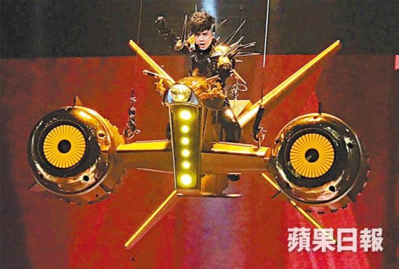 【昨晚出事】■古巨基昨晚坐「時光機」飛上半空唱第一首歌後出事。■古巨基跌落升降台大窿,在台上消失10分鐘。■昨晚跌落台後,古巨基堅持換衣服繼續唱。■古巨基前晚大爆老婆Lorraine笑料,而他一身打扮就被笑似龍蝦。 【昨晚出事】■古巨基昨晚坐「時光機」飛上半空唱第一首歌後出事。■古巨基跌落升降台大窿,在台上消失10分鐘。■昨晚跌落台後,古巨基堅持換衣服繼續唱。■古巨基前晚大爆老婆Lorraine笑料,而他一身打扮就被笑似龍蝦。