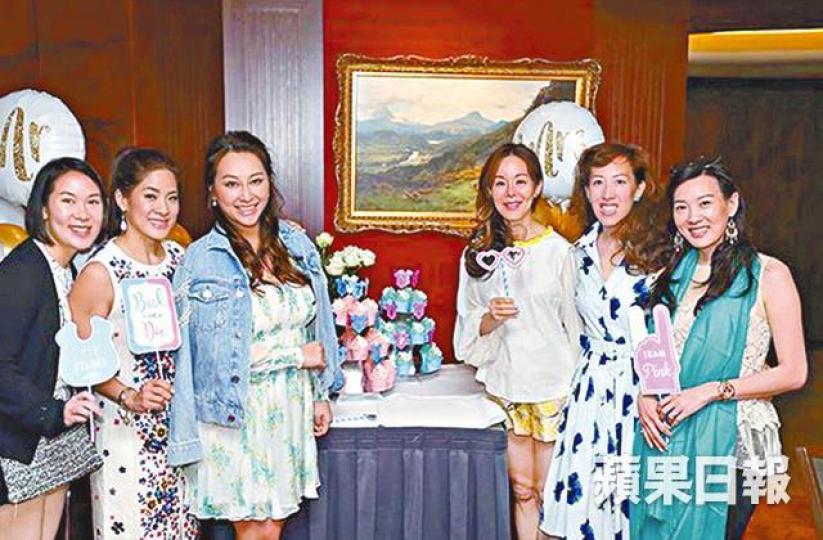■馮詠儀(左二)幫邱詠筠(左三)舉行baby shower派對,邱詠筠開心宣佈BB性別。■邱詠筠與男友董荷斌已於3月中訂婚。互聯網圖片 ■馮詠儀(左二)幫邱詠筠(左三)舉行baby shower派對,邱詠筠開心宣佈BB性別。■邱詠筠與男友董荷斌已於3月中訂婚。互聯網圖片