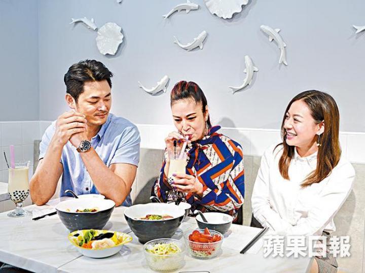 ■江若琳跟Oscar炮製一枱餸菜孝敬蕭媽媽(中)。攝影:陳俊強■江若琳親自沖黑糖珍珠豆漿給未來奶奶品嚐。 ■江若琳跟Oscar炮製一枱餸菜孝敬蕭媽媽(中)。攝影:陳俊強■江若琳親自沖黑糖珍珠豆漿給未來奶奶品嚐。