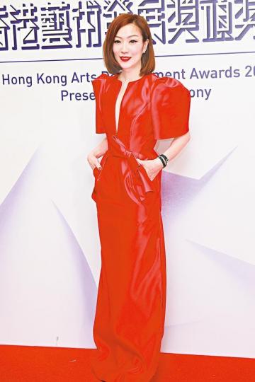 ■鄭秀文前晚盛裝出席頒獎禮。■古天樂(中)頒獎給杜Sir後,大爆對方拍戲時由朝到晚都有食。 ■鄭秀文前晚盛裝出席頒獎禮。■古天樂(中)頒獎給杜Sir後,大爆對方拍戲時由朝到晚都有食。