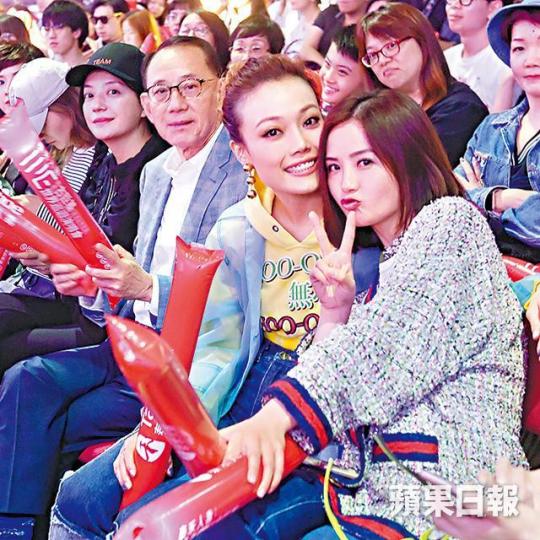 ■(右起)阿Sa、祖兒、楊受成及趙薇前晚一同捧基仔場。 ■(右起)阿Sa、祖兒、楊受成及趙薇前晚一同捧基仔場。