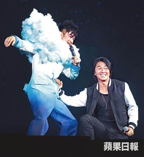 ■鄭伊健(右)前晚為基仔尾場做嘉賓,搞笑地向對方伸爪。■大屏幕播出基仔當年拍《笑看風雲》照片,緬懷當年情。■Lorraine走出台前跟朋友握手。■基仔前晚談及頸傷勢,指頸部肌肉需要兩周才能放鬆。■基仔在慶功宴上,開香檳時不小心濺入眼。 ■鄭伊健(右)前晚為基仔尾場做嘉賓,搞笑地向對方伸爪。■大屏幕播出基仔當年拍《笑看風雲》照片,緬懷當年情。■Lorraine走出台前跟朋友握手。■基仔前晚談及頸傷勢,指頸部肌肉需要兩周才能放鬆。■基仔在慶功宴上,開香檳時不小心濺入眼。