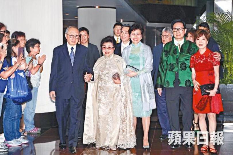 ■仙姐在契仔陳醫生、特首林鄭月娥(右三)及劉培基(右二)陪同下現身,半百fans夾道拍手歡迎。■晚宴播放了不少仙姐過往演出的片段。■(左起)陳寶珠、薛家燕、沈芝華和梅雪詩盛裝到賀。■四太梁安琪一直支持文化活動。■學友捐錢去任白基金作為賀禮。■一直低調生活的陳玉蓮,畀面到場賀仙姐。■(左起)李影、劉松仁和劉紹銘齊齊到場。■胡楓與蕭芳芳呢對老拍檔趁機聚會。 ■仙姐在契仔陳醫生、特首林鄭月娥(右三)及劉培基(右二)陪同下現身,半百fans夾道拍手歡迎。■晚宴播放了不少仙姐過往演出的片段。■(左起)陳寶珠、薛家燕、沈芝華和梅雪詩盛裝到賀。■四太梁安琪一直支持文化活動。■學友捐錢去任白基金作為賀禮。■一直低調生活的陳玉蓮,畀面到場賀仙姐。■(左起)李影、劉松仁和劉紹銘齊齊到場。■胡楓與蕭芳芳呢對老拍檔趁機聚會。