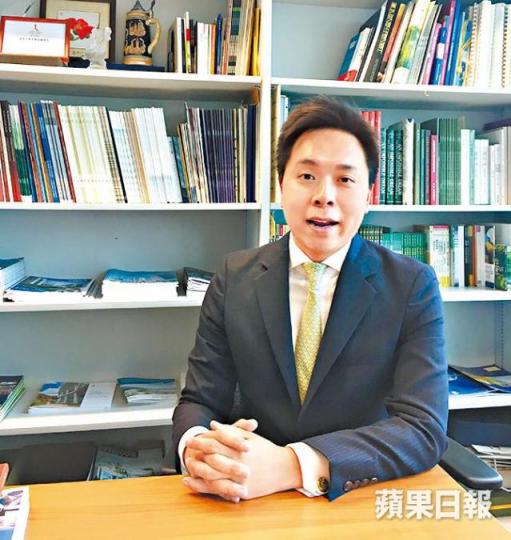 ■陳俊彥醫生稱磨砂或令皮膚破損，誘發濕疹。梁麗兒攝■毛囊角化的皮膚粗糙，長有圓形粒粒。