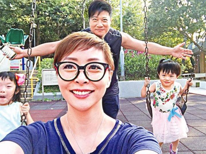 ■湯盈盈指母親節當日一家人玩得好開心,更去了公園。■錢嘉樂被目睹話完老婆湯盈盈後,一手拖着細女行先。讀者提供圖片■殿後的湯盈盈擔心囡囡衝出馬路。讀者提供圖片■湯盈盈當晚相約鍾麗淇一起吃飯慶祝母親節。 ■湯盈盈指母親節當日一家人玩得好開心,更去了公園。■錢嘉樂被目睹話完老婆湯盈盈後,一手拖着細女行先。讀者提供圖片■殿後的湯盈盈擔心囡囡衝出馬路。讀者提供圖片■湯盈盈當晚相約鍾麗淇一起吃飯慶祝母親節。
