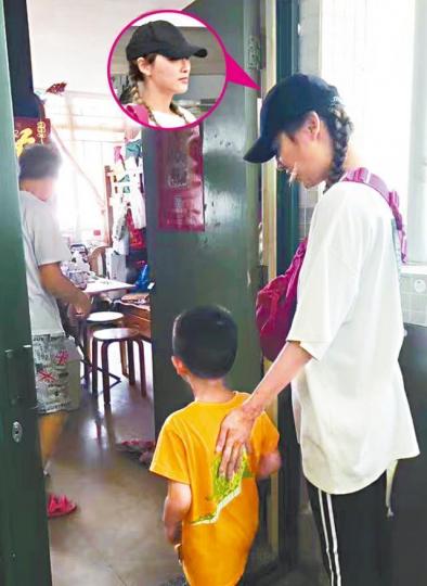 ■應采兒(小圖)前日帶囝囝去深水埗探訪獨居老人。微博圖片■Jasper主動幫手拎米探訪。微博圖片■Jasper唔只表演跳舞,仲有同婆婆傾偈。微博圖片■陳小春同應采兒想囝囝保持善心,明白幸福唔係必然。資料圖片 ■應采兒(小圖)前日帶囝囝去深水埗探訪獨居老人。微博圖片■Jasper主動幫手拎米探訪。微博圖片■Jasper唔只表演跳舞,仲有同婆婆傾偈。微博圖片■陳小春同應采兒想囝囝保持善心,明白幸福唔係必然。資料圖片