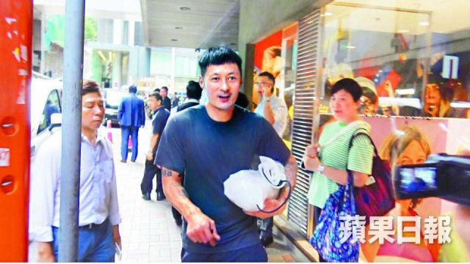 ■余文樂(上圖)昨日去做運動,而前晚就貼相表示已接了妻兒回家。互聯網圖片 ■余文樂(上圖)昨日去做運動,而前晚就貼相表示已接了妻兒回家。互聯網圖片