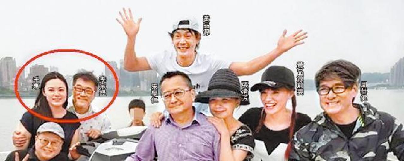 ■李宗盛被爆秘婚三年,與太太千惠及友人同遊船河的合照亦隨之曝光。台灣《蘋果日報》【第一任太太】■李宗盛與朱衛茵在87年結婚,婚後育有兩個女兒。資料圖片【第二任太太】■林憶蓮與李宗盛育有囡囡李喜兒,但兩人最後也是離婚收場。資料圖片■李宗盛繼15年後,再度入圍台灣金曲獎。資料圖片■李宗盛早前將北投大宅變賣,並將款項捐出幫助台灣花蓮弱勢長者,望能傳承母親的愛。台灣《蘋果日報》■同遊船河的黃品源(左)及前妻蜜兒,已多次傳出復合消息。資料圖片 ■李宗盛被爆秘婚三年,與太太千惠及友人同遊船河的合照亦隨之曝光。台灣《蘋果日報》【第一任太太】■李宗盛與朱衛茵在87年結婚,婚後育有兩個女兒。資料圖片【第二任太太】■林憶蓮與李宗盛育有囡囡李喜兒,但兩人最後也是離婚收場。資料圖片■李宗盛繼15年後,再度入圍台灣金曲獎。資料圖片■李宗盛早前將北投大宅變賣,並將款項捐出幫助台灣花蓮弱勢長者,望能傳承母親的愛。台灣《蘋果日報》■同遊船河的黃品源(左)及前妻蜜兒,已多次傳出復合消息。資料圖片