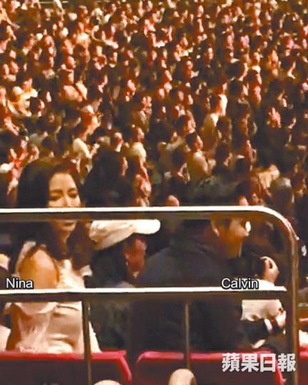 ■讀者指Calvin先入場,泰籍女友Nina隔一陣才坐在一齊。讀者提供圖片■Calvin和Nina結伴睇Bruno Mars,其間撩細路女玩。讀者提供圖片■廖碧兒強調男友單身,自己不是第三者。資料圖片■早前已有讀者爆料指Calvin與Nina一直未分手。資料圖片 ■讀者指Calvin先入場,泰籍女友Nina隔一陣才坐在一齊。讀者提供圖片■Calvin和Nina結伴睇Bruno Mars,其間撩細路女玩。讀者提供圖片■廖碧兒強調男友單身,自己不是第三者。資料圖片■早前已有讀者爆料指Calvin與Nina一直未分手。資料圖片
