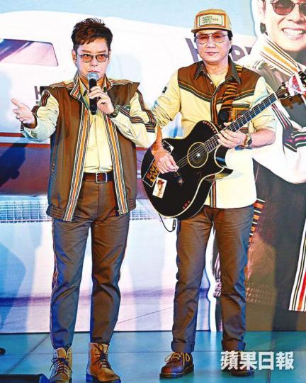 ■阿倫(左)同Sam喺記招一上台就唱歌。■Sam同阿倫再開騷,大家一齊祝酒慶祝。 ■阿倫(左)同Sam喺記招一上台就唱歌。■Sam同阿倫再開騷,大家一齊祝酒慶祝。