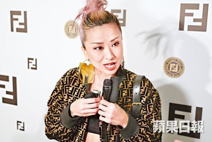 ■阿徐笑指老公怕被她鬧,主動約教練操肌。■阿徐借劉浩龍為演唱會成功操肌,勸掂老公做運動操弗。互聯網圖片■吳千語被問到好友超蓮細佬猷啟年底的婚事,她表示與猷啟不稔熟。■陳漢娜稍後與林家棟及任賢齊去台灣拍災難片《殊途同歸》。■龔慈欣女兒林愷鈴罕有出席時尚活動。 ■阿徐笑指老公怕被她鬧,主動約教練操肌。■阿徐借劉浩龍為演唱會成功操肌,勸掂老公做運動操弗。互聯網圖片■吳千語被問到好友超蓮細佬猷啟年底的婚事,她表示與猷啟不稔熟。■陳漢娜稍後與林家棟及任賢齊去台灣拍災難片《殊途同歸》。■龔慈欣女兒林愷鈴罕有出席時尚活動。