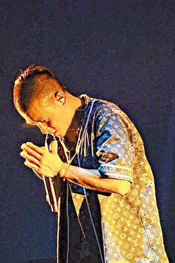 ■陳冠希昨日在微博留言盼內地保護說唱文化,暗寸《中國新說唱》新導師。■陳冠希自女友秦舒培誕下囡囡後,凡事都以兩人為主。微博圖片■余文樂(小圖)前晚再晒囝囝Cody腳仔相。互聯網圖片■賈曉晨趁小飯兜半歲大,與樊少皇為囡囡打扮一番。微博圖片 ■陳冠希昨日在微博留言盼內地保護說唱文化,暗寸《中國新說唱》新導師。■陳冠希自女友秦舒培誕下囡囡後,凡事都以兩人為主。微博圖片■余文樂(小圖)前晚再晒囝囝Cody腳仔相。互聯網圖片■賈曉晨趁小飯兜半歲大,與樊少皇為囡囡打扮一番。微博圖片