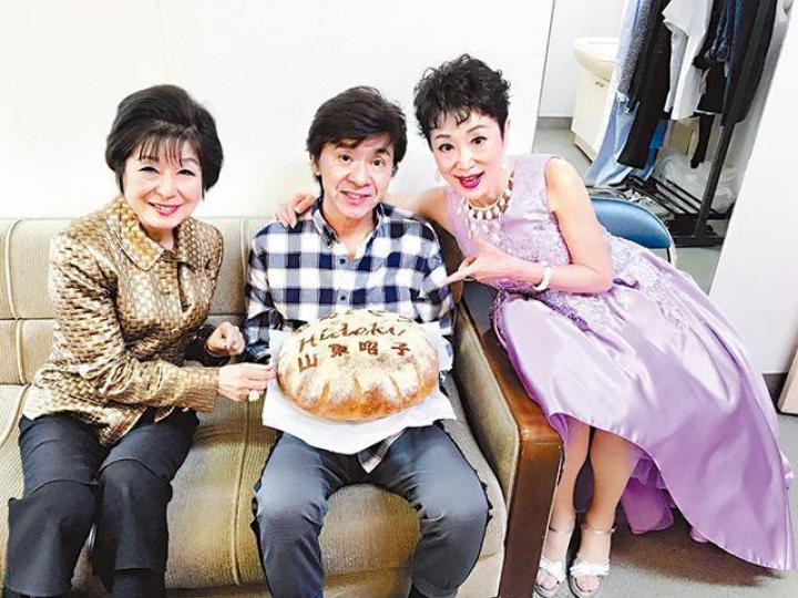 14/4【補祝生日】■西城秀樹上月在生日翌日開騷,獲小川知子(右)送上蛋糕補祝生日。互聯網圖片■西城在後台風騷大合照。19/4【撐友開騷】■西城(左)上月暈倒昏迷前六天,出席好友音樂會的片段曝光。■淺草有店舖特別闢出一角賣西城的相片,被批發死人財。 14/4【補祝生日】■西城秀樹上月在生日翌日開騷,獲小川知子(右)送上蛋糕補祝生日。互聯網圖片■西城在後台風騷大合照。19/4【撐友開騷】■西城(左)上月暈倒昏迷前六天,出席好友音樂會的片段曝光。■淺草有店舖特別闢出一角賣西城的相片,被批發死人財。
