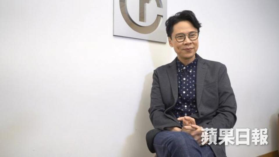 日前陳志雲與蘋果日報到商業電台搞咗個小型扮嘢會,扮演六個不同崗位角色。六個角色中,佢最開心係扮演茶水部外賣仔,可以做到不一樣嘅自己。六個角色中,佢最開心係扮演茶水部外賣仔,可以做到不一樣嘅自己。今年Stephen與商業電台一起「登6」,合作舉辦「演嘢會」。 日前陳志雲與蘋果日報到商業電台搞咗個小型扮嘢會,扮演六個不同崗位角色。六個角色中,佢最開心係扮演茶水部外賣仔,可以做到不一樣嘅自己。六個角色中,佢最開心係扮演茶水部外賣仔,可以做到不一樣嘅自己。今年Stephen與商業電台一起「登6」,合作舉辦「演嘢會」。