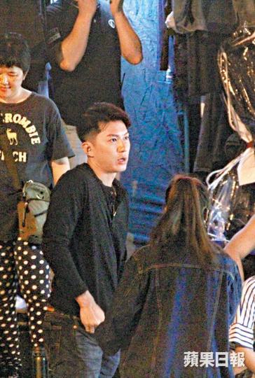 ■袁偉豪雖然努力開工,但看來心事重重。■姜皓文(左)與楊明在後巷拍攝打鬥戲份。 ■袁偉豪雖然努力開工,但看來心事重重。■姜皓文(左)與楊明在後巷拍攝打鬥戲份。